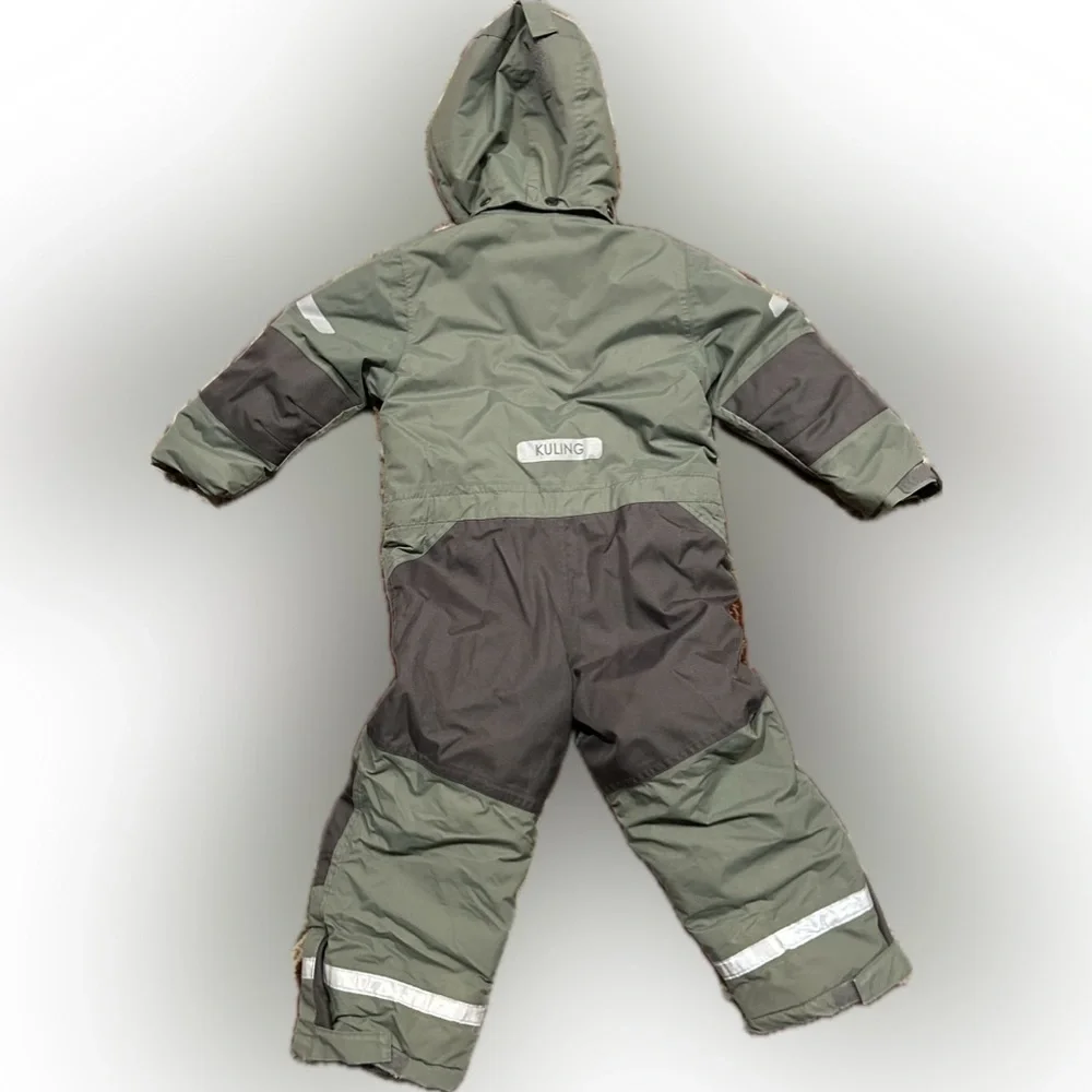 Kuling snow suit
Size : 104
Age range 4 or small 5
Mossy light green - Picture 2 of 5